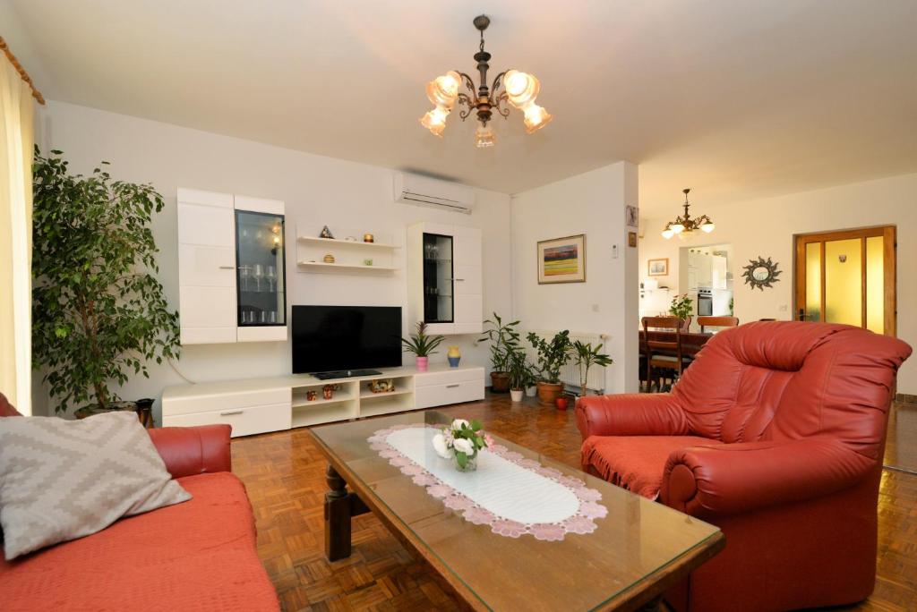 Televízia a/alebo spoločenská miestnosť v ubytovaní Apartments Goranka 2