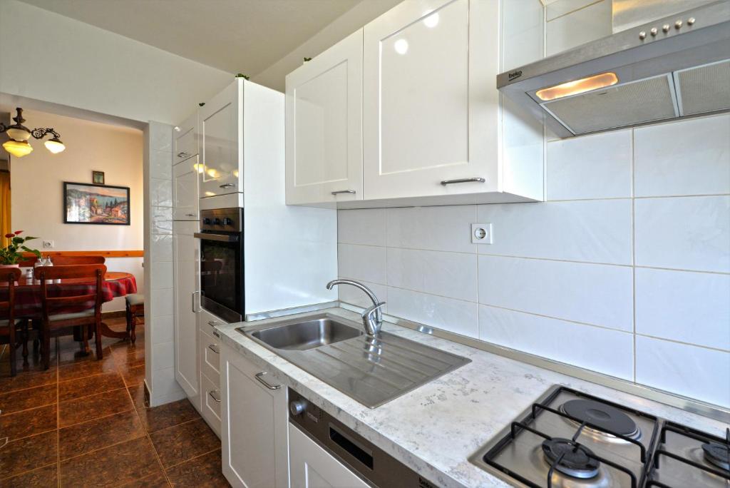 Kuchyňa alebo kuchynka v ubytovaní Apartments Goranka 2