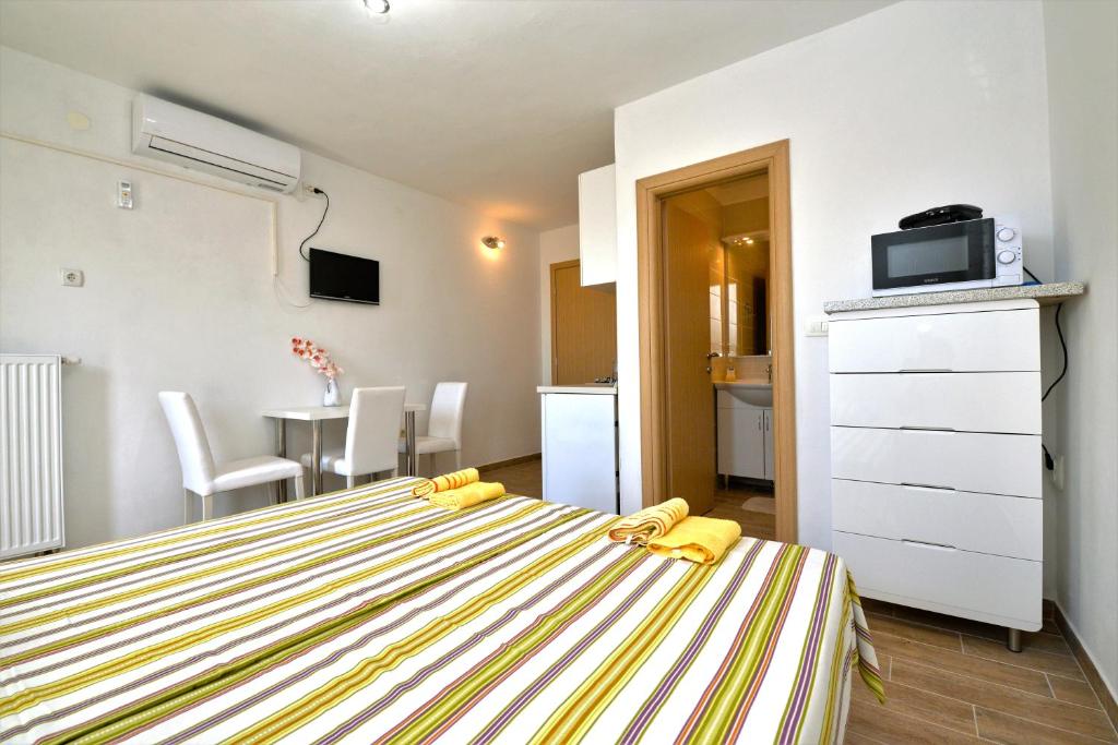 Televízia a/alebo spoločenská miestnosť v ubytovaní Apartments Goranka 2
