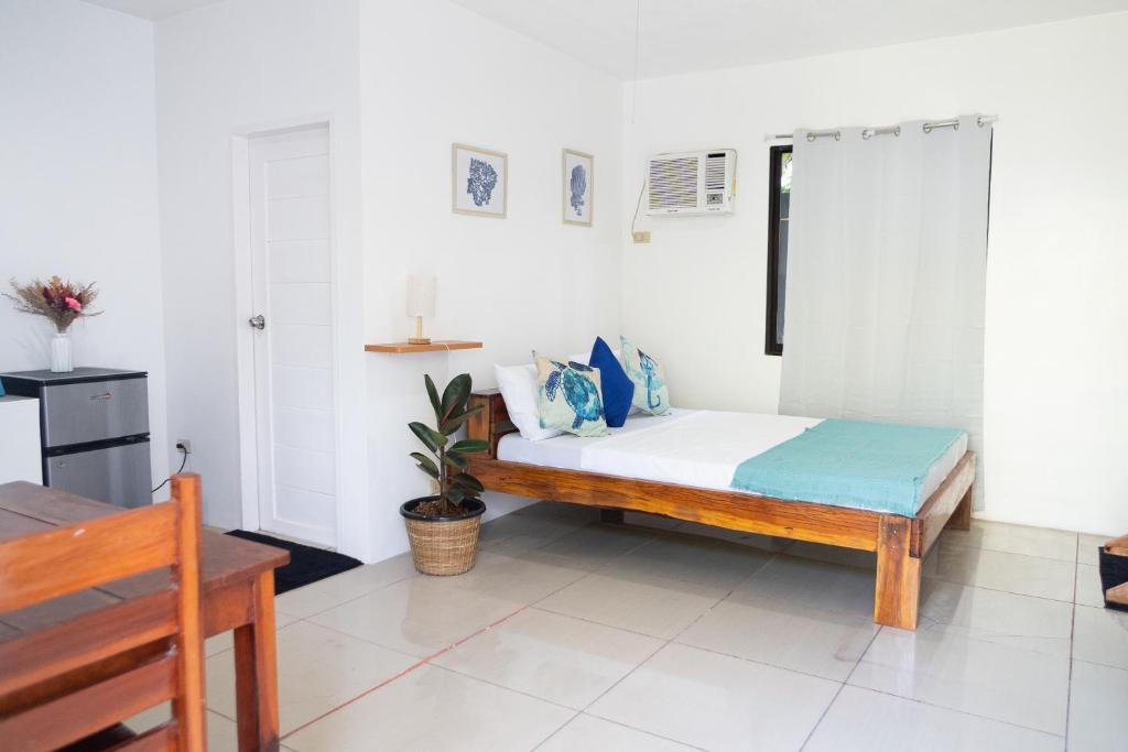 een slaapkamer met een bed in een kamer bij Amara Pool & Villas 180Mbps Central location in General Luna