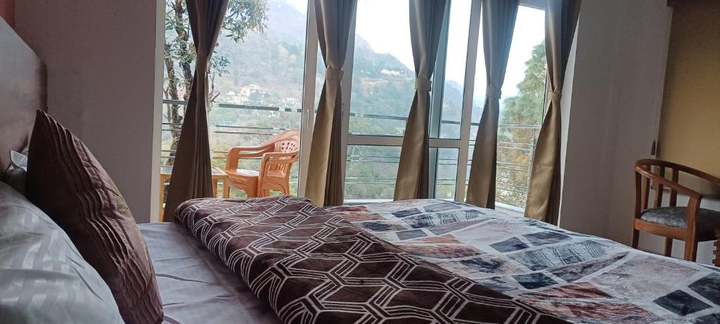 1 dormitorio con cama y ventana grande en Himalayan Magpie Homestay Bhimtal, en Bhimtal