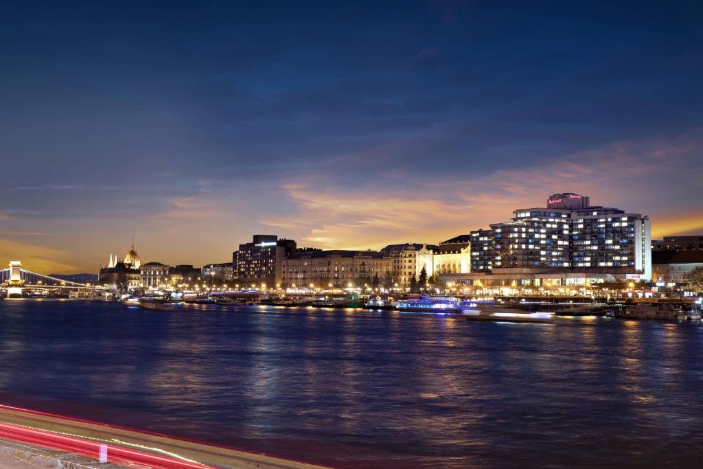 una città di notte con un fiume e edifici di Budapest Marriott Hotel a Budapest