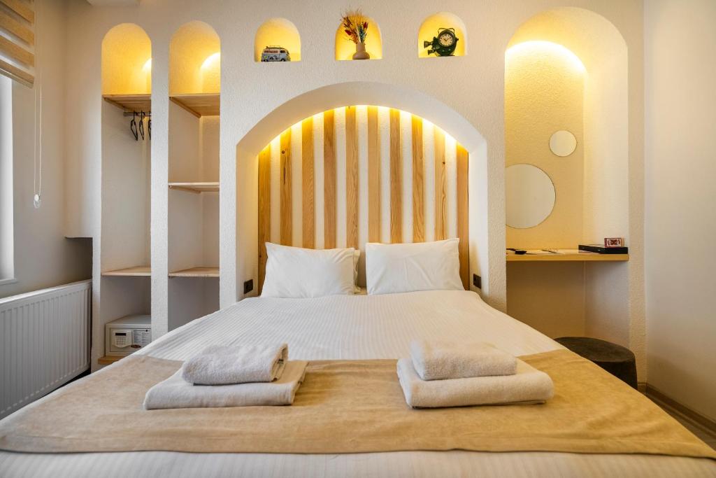 イスタンブールにあるエミール ホテルのベッドルーム1室(白い大型ベッド1台、タオル2枚付)