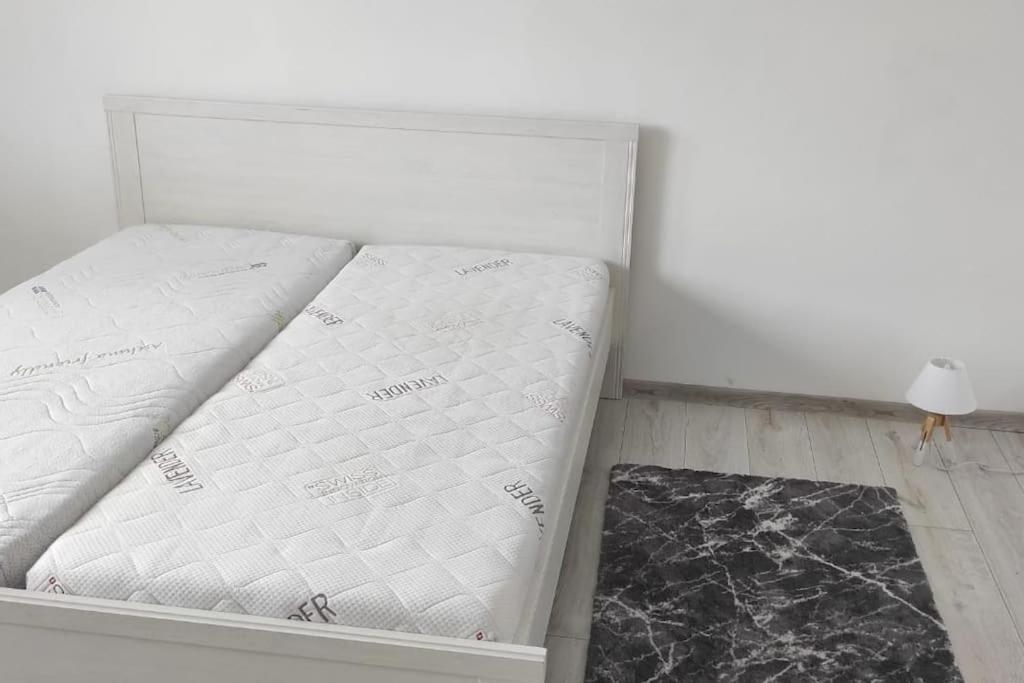 Zimmer mit 2 Matratzen auf einem Bett in der Unterkunft Nádherný byt v centre mesta in Levice