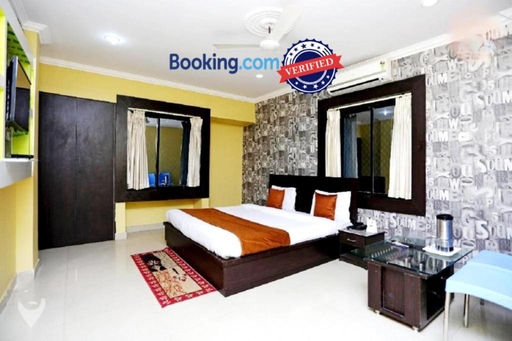 1 dormitorio con cama y escritorio en Hotel Sai Sandpiper Puri Near Sea Beach en Puri