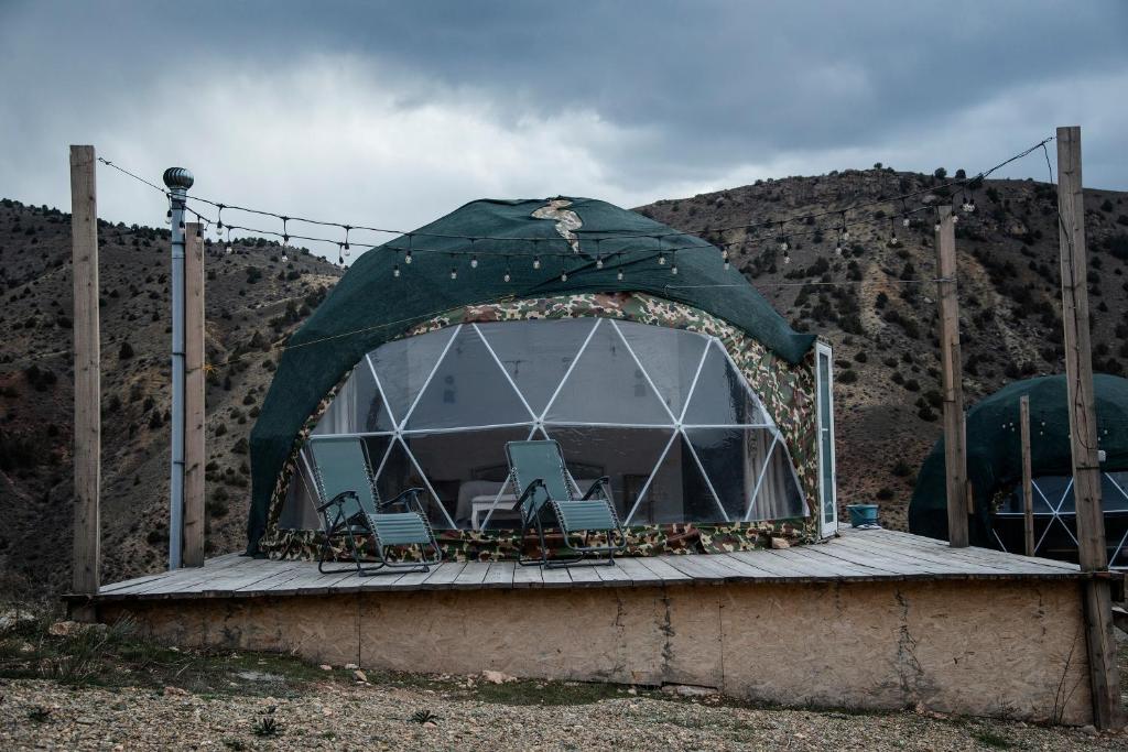 Nespecifikovaný výhled na hory nebo výhled na hory při pohledu z luxury tent
