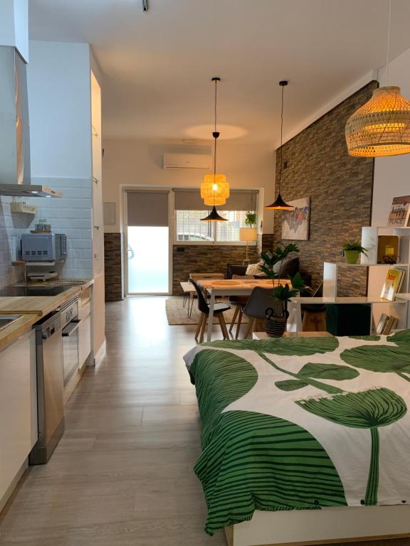 a kitchen and living room with a bed in a room at Luna y Sol in Valencia