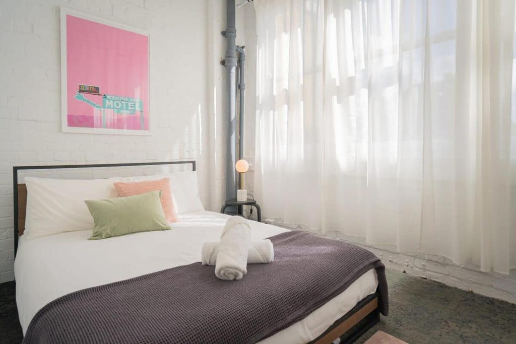 - une chambre avec un lit et une serviette dans l'établissement Darlinghurst Studio 3 Little Oxford, à Sydney