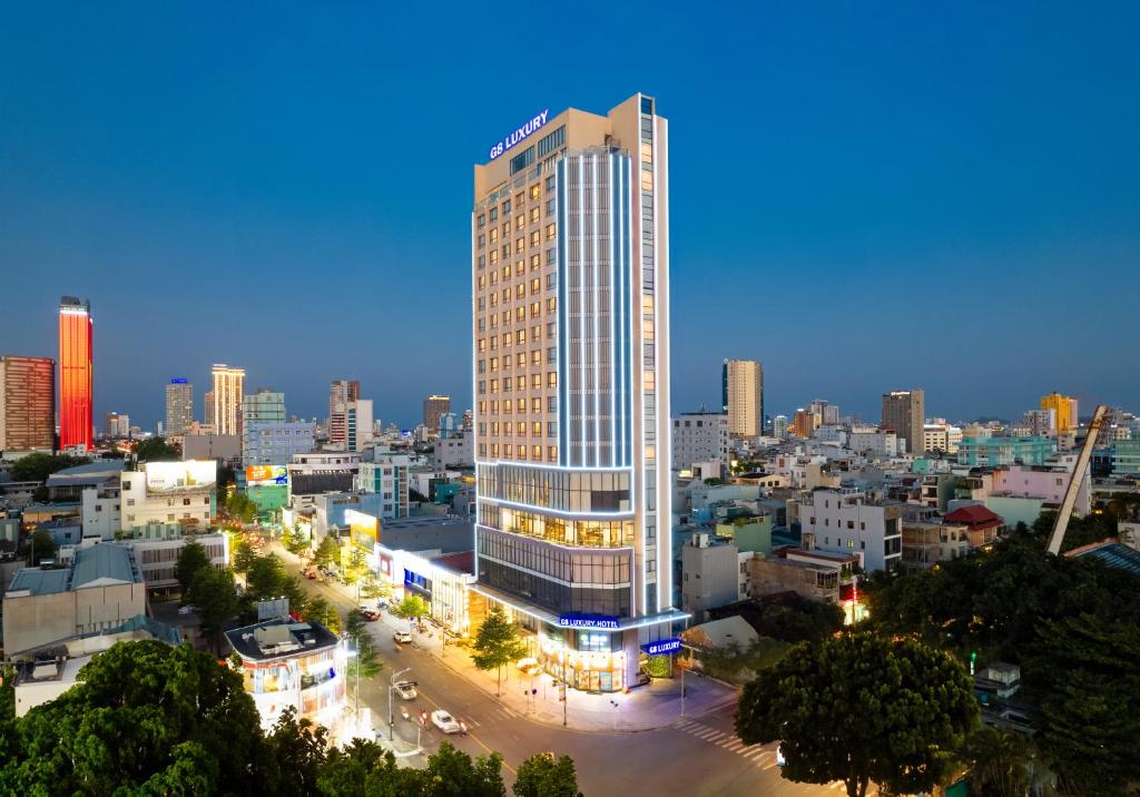 ein Bild eines hohen Gebäudes in einer Stadt in der Unterkunft G8 Luxury Hotel and Spa Da Nang in Đà Nẵng