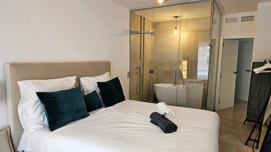 een slaapkamer met een groot bed en een glazen douche bij Oasis jacuzzi retreat in Marbella
