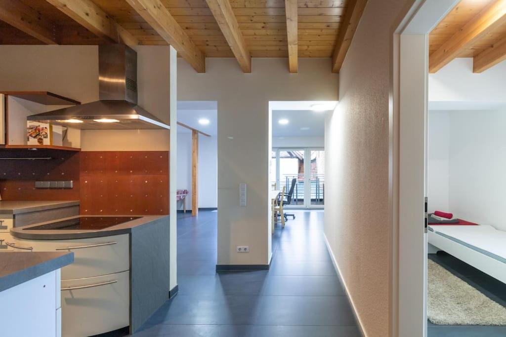 an open kitchen with wooden ceilings and a long hallway at Traumwohnung mit 5 Schlafzimmern in Wörrstadt