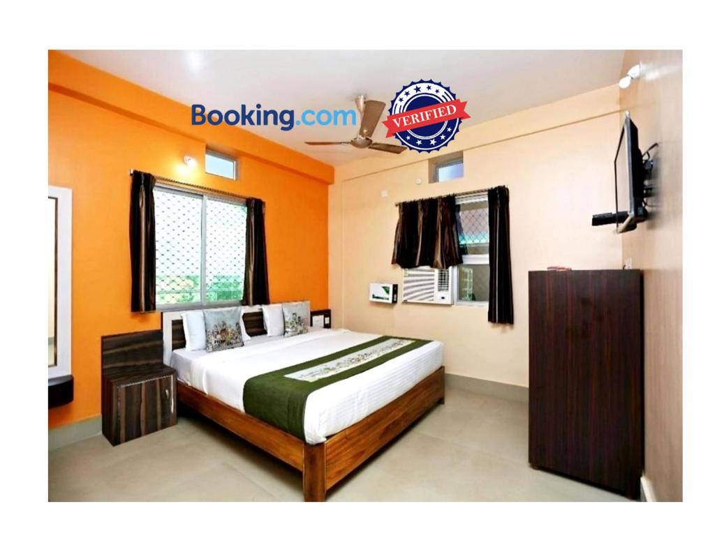 una camera con letto e parete arancione di Hotel Krishna Residency Puri Excellent Stay a Puri