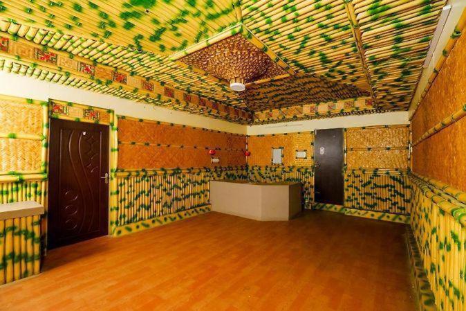um quarto vazio com azulejos coloridos nas paredes em Sejour D Confort (Bamboo Stays) em Pondicherry