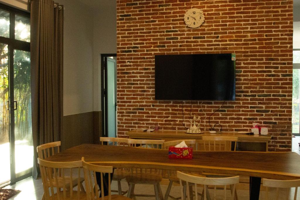 TV a/nebo společenská místnost v ubytování MyGarden Villa Binh Chau Hotspring