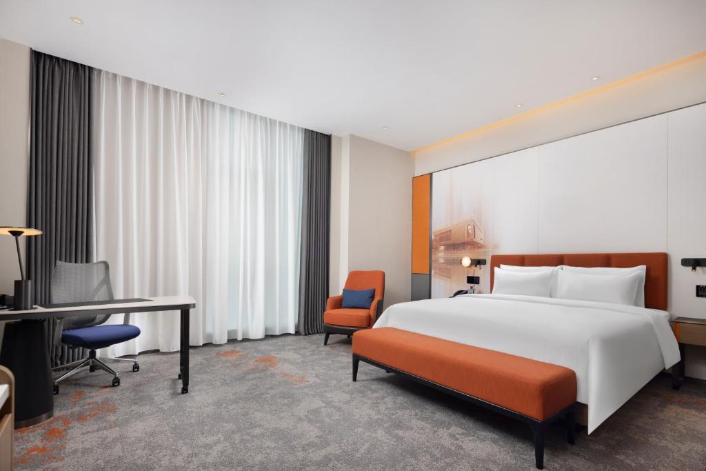 Postel nebo postele na pokoji v ubytování Hampton by Hilton Dongguan Liaobu Songshan Lake Avenue