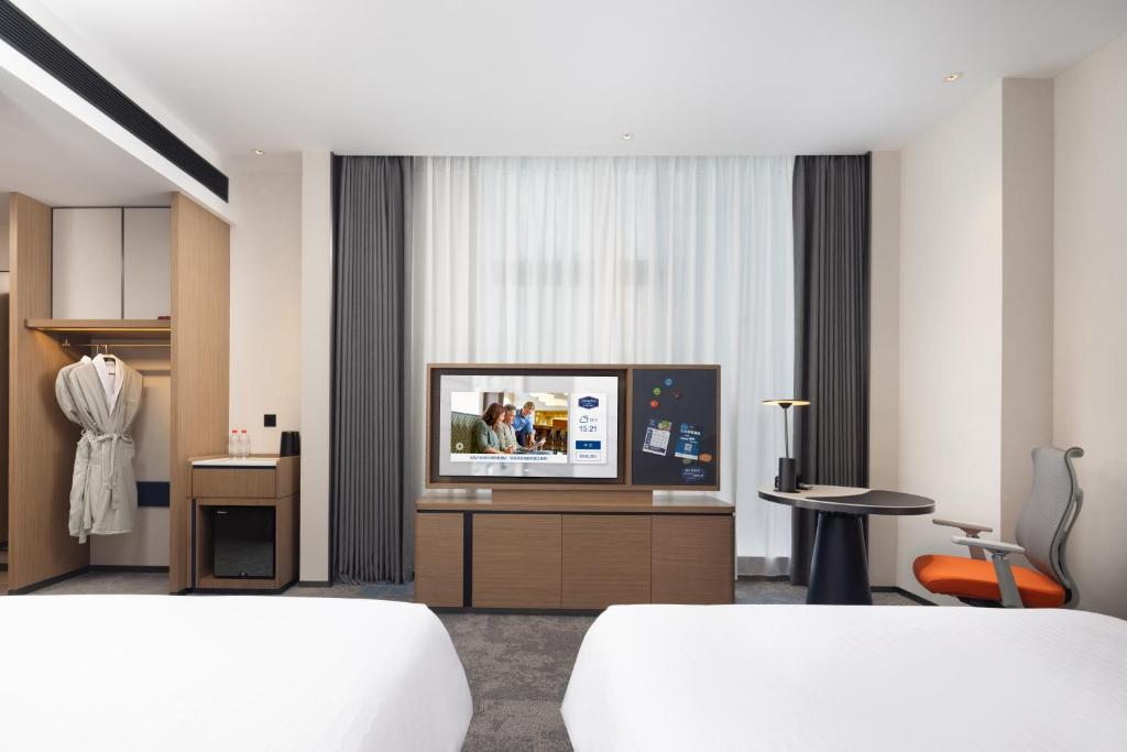 Postel nebo postele na pokoji v ubytování Hampton by Hilton Dongguan Liaobu Songshan Lake Avenue