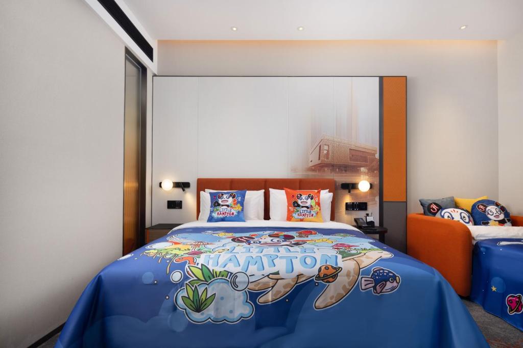 Postel nebo postele na pokoji v ubytování Hampton by Hilton Dongguan Liaobu Songshan Lake Avenue