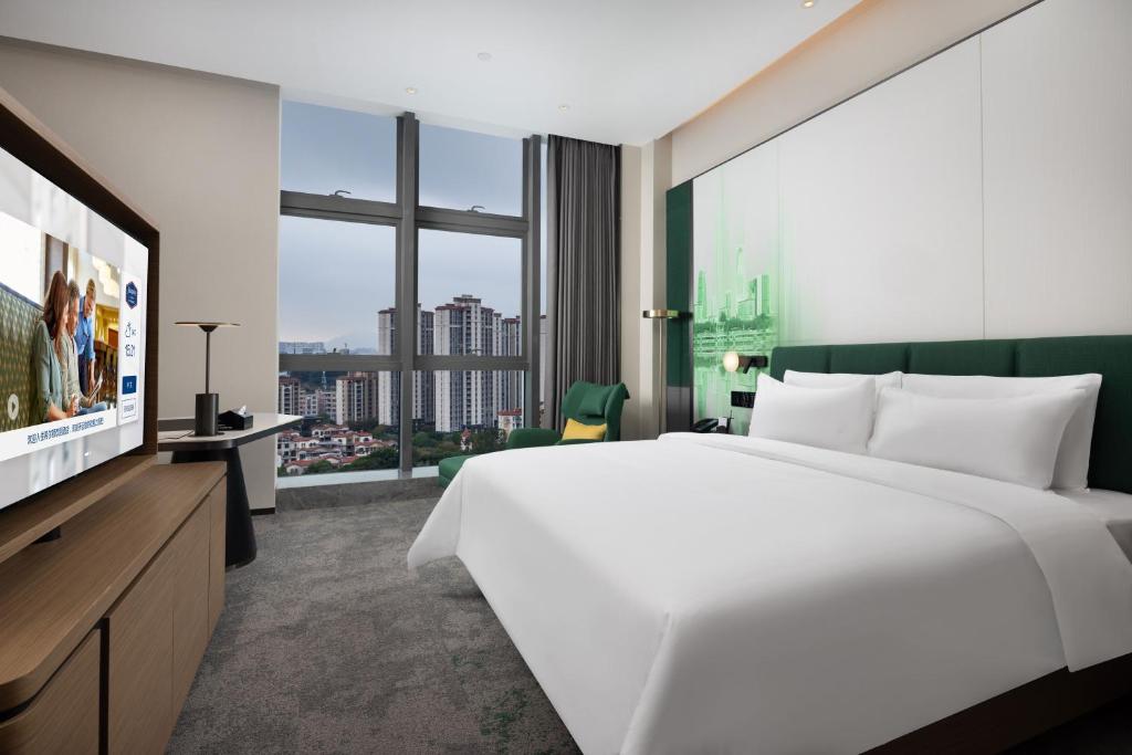 TV a/nebo společenská místnost v ubytování Hampton by Hilton Dongguan Liaobu Songshan Lake Avenue