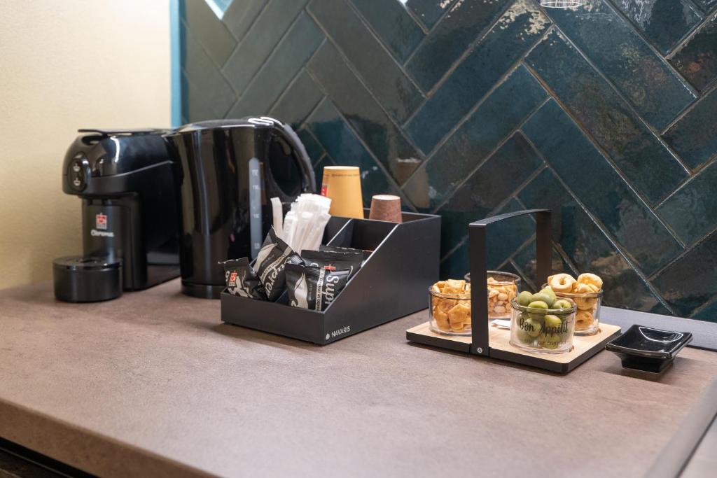Příslušenství pro přípravu čaje a kávy v ubytování Siramà Suite Deluxe