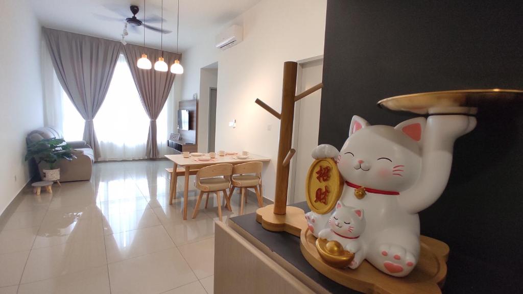 een beeldje van een kat op een aanrecht in een kamer bij Amber Cove Malacca City View in Melaka