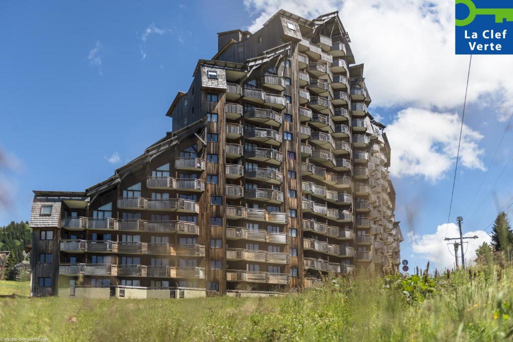 um edifício alto com muitas varandas em Résidence Pierre & Vacances Saskia Falaise em Avoriaz