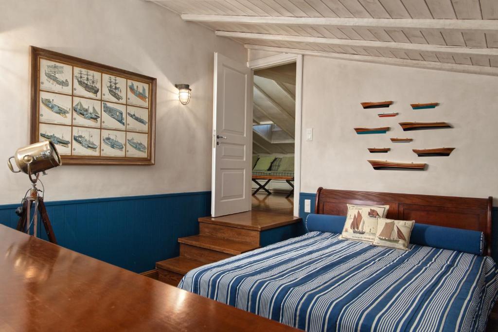 una camera con letto a righe blu e bianche di Androspremiumvillas ad Andro