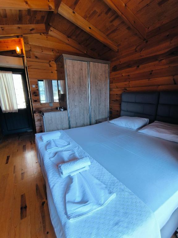 Кровать или кровати в номере Paşa Bungalov HOTEL