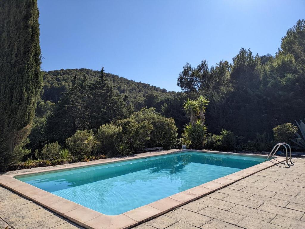 una piscina en medio de una montaña en Provençal house between sea and vineyards, en Le Beausset