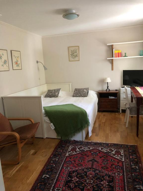- une chambre dotée d'un lit avec un oreiller vert dans l'établissement Dahmskahuset, à Kalmar