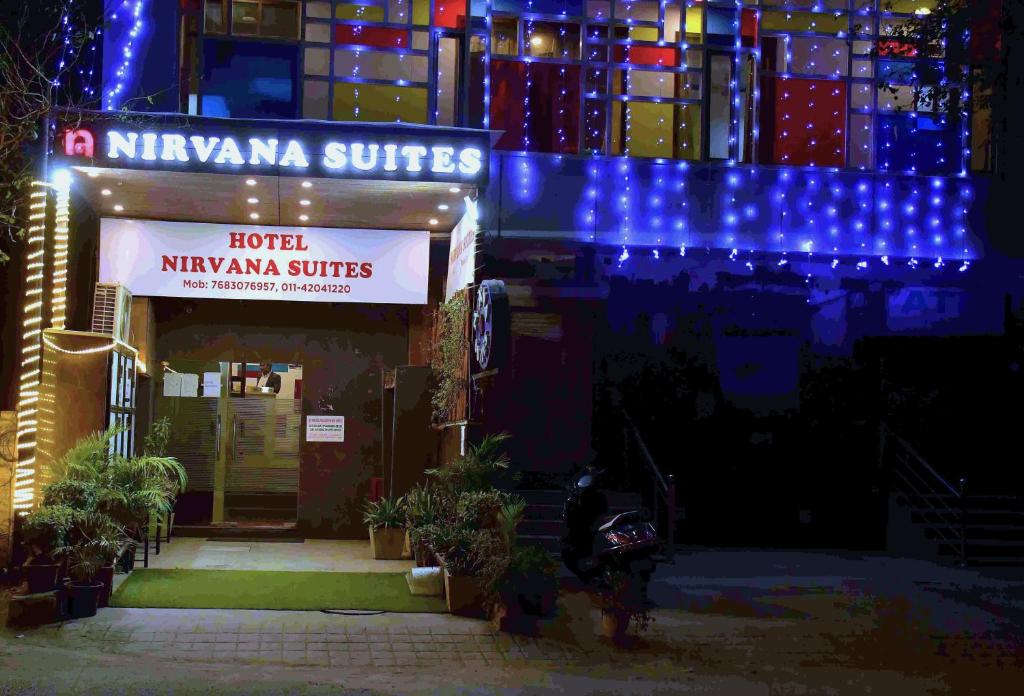 een nachtzicht op de niwasma suites van het hotel bij Hotel Nirvana Suites in New Delhi