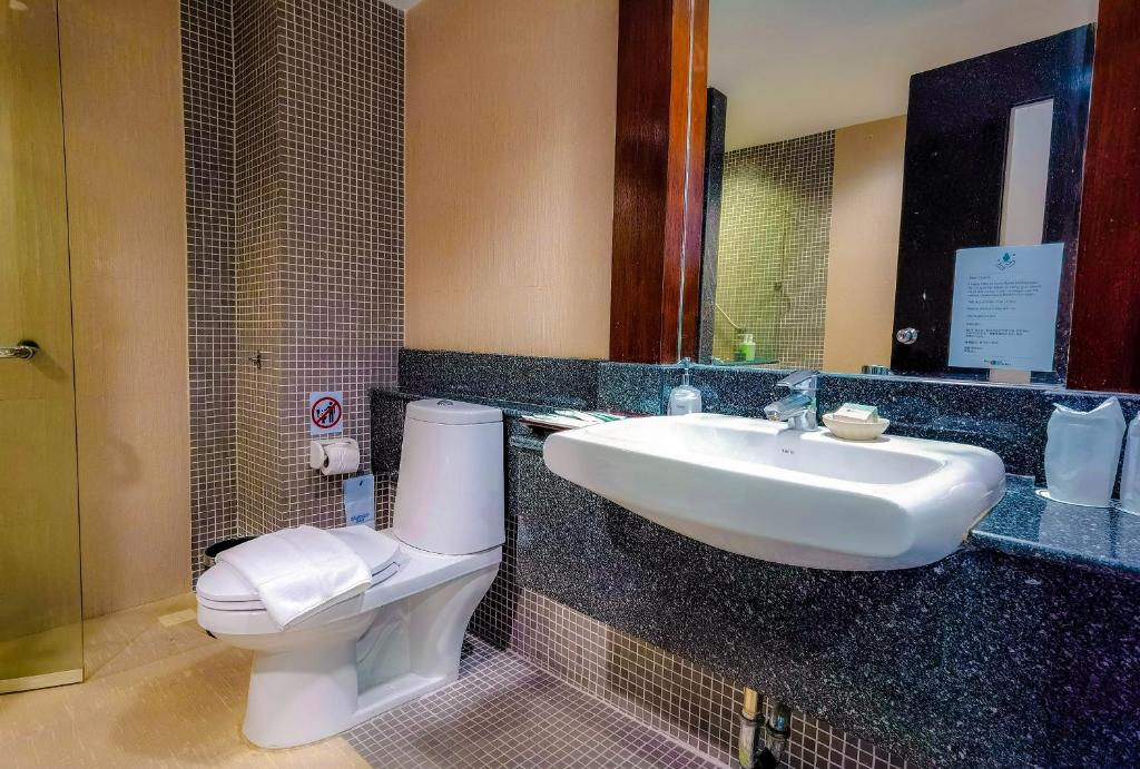 Koupelna v ubytování Patong Resort Hotel - SHA Extra Plus