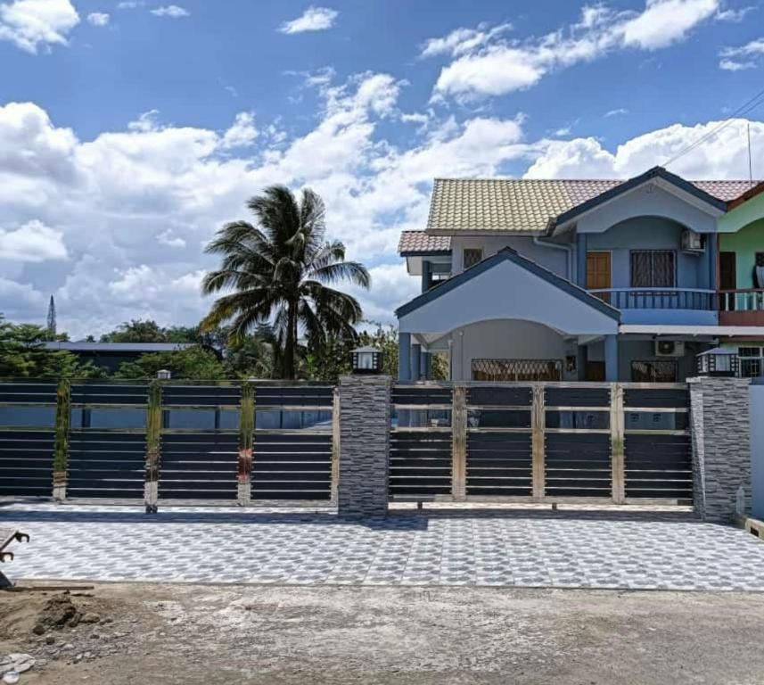 una casa con una recinzione di legno di fronte ad essa di B&K Homestay Lahad Datu a Lahad Datu