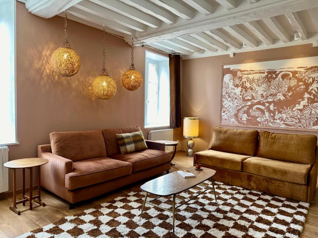 un salon avec deux canapés et une table dans l'établissement Un mouton dans l'eglise, à Putot-en-Bessin