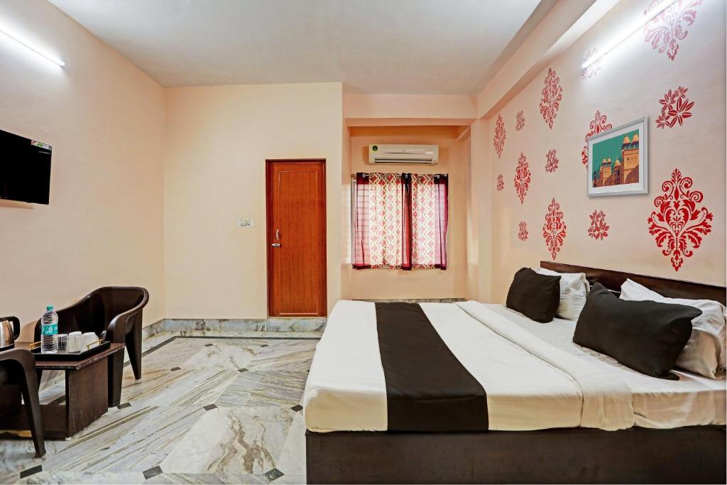Postel nebo postele na pokoji v ubytování Hotel O Aarshi Palace