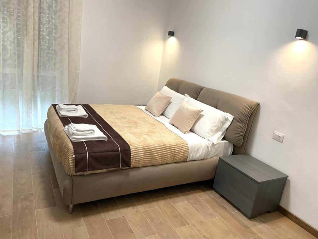 um quarto com uma cama grande e almofadas em FIERA ROOMS em Verona
