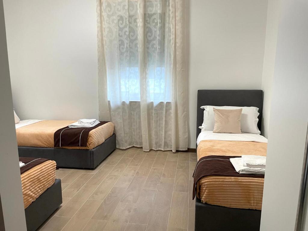 Postel nebo postele na pokoji v ubytování FIERA ROOMS