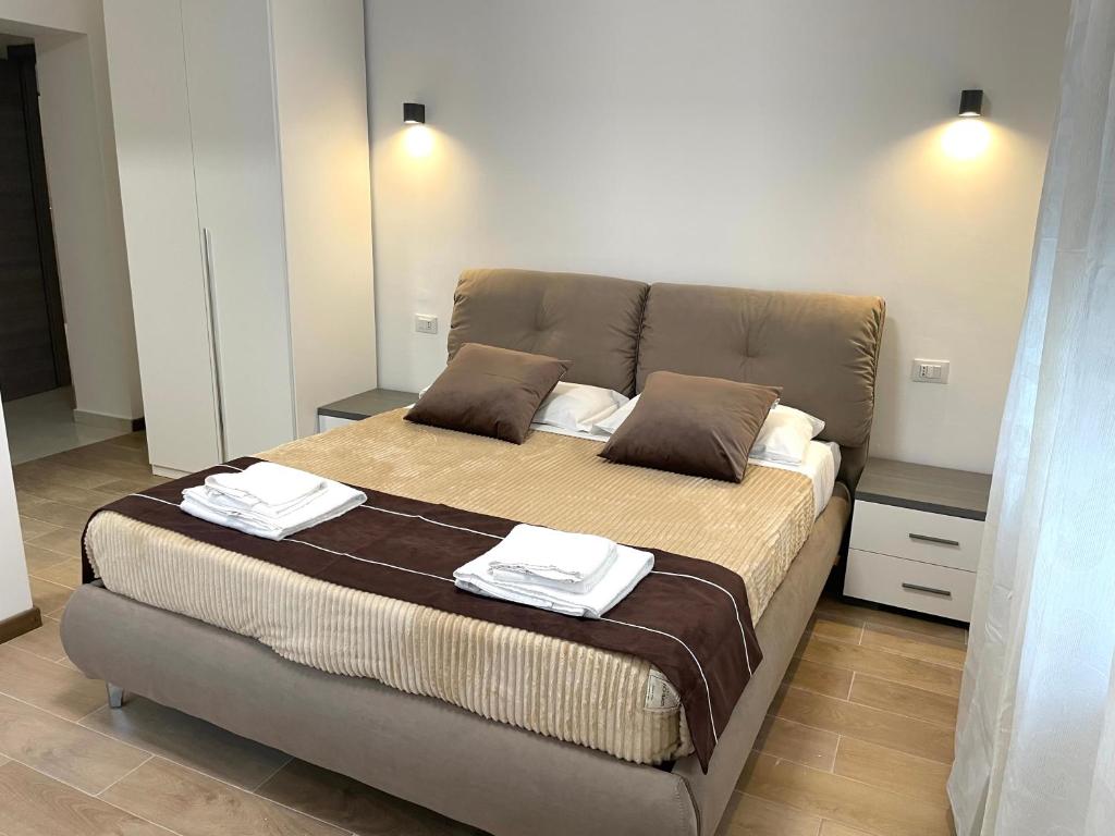 Postel nebo postele na pokoji v ubytování FIERA ROOMS
