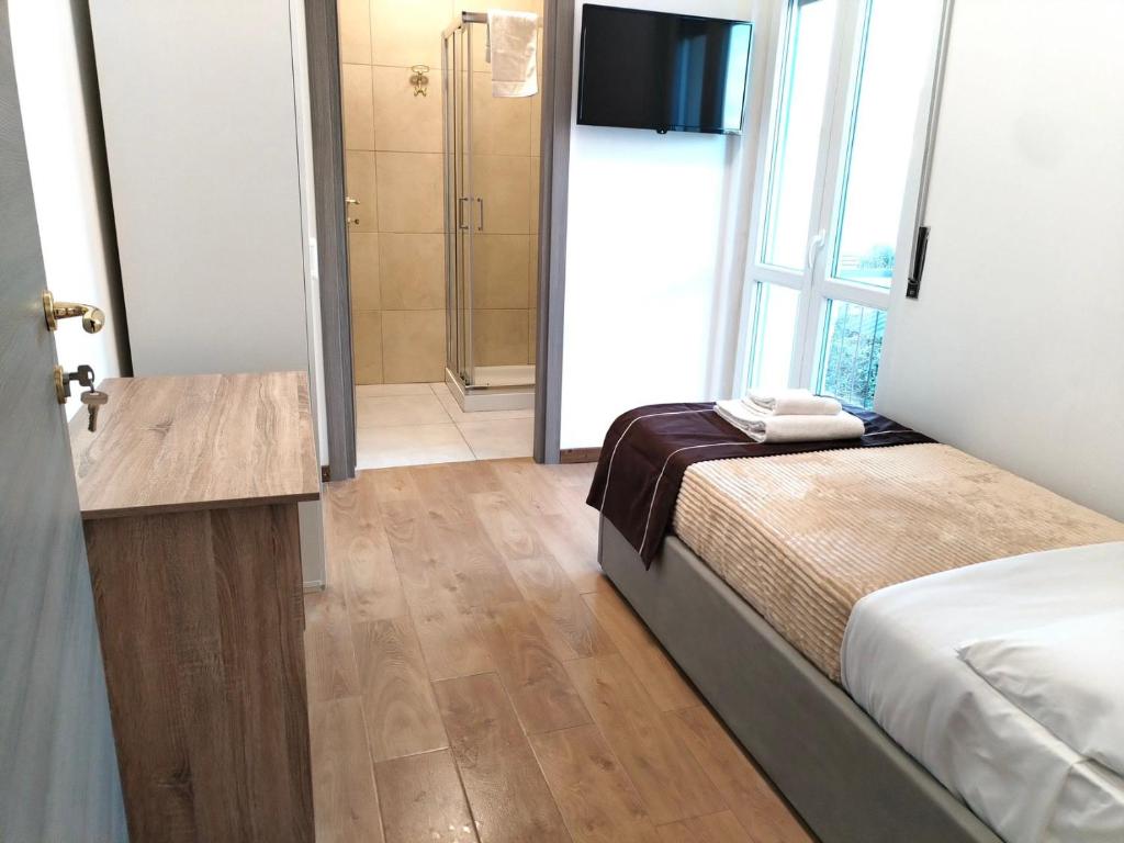 Postel nebo postele na pokoji v ubytování FIERA ROOMS
