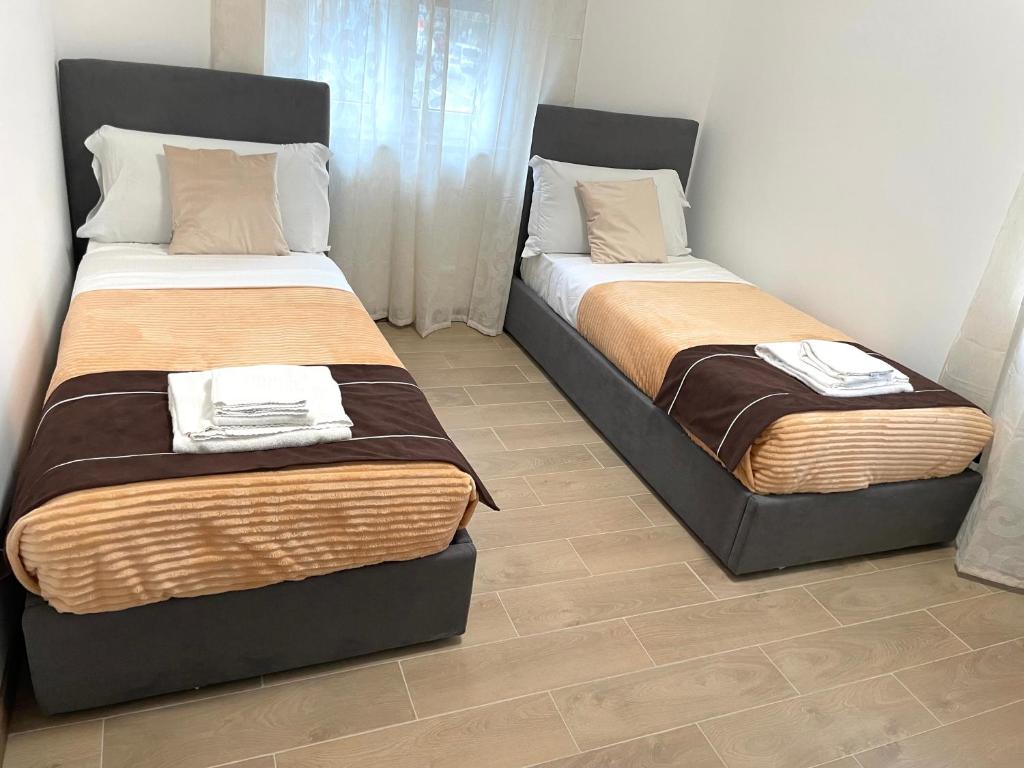 Postel nebo postele na pokoji v ubytování FIERA ROOMS