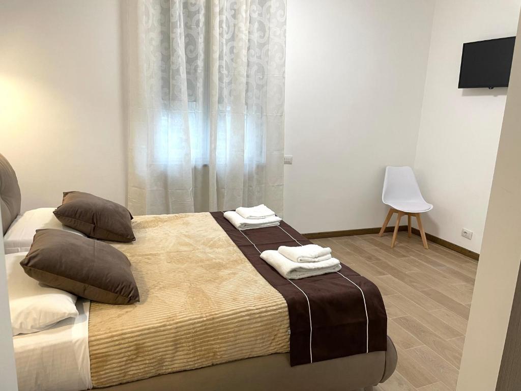 Postel nebo postele na pokoji v ubytování FIERA ROOMS