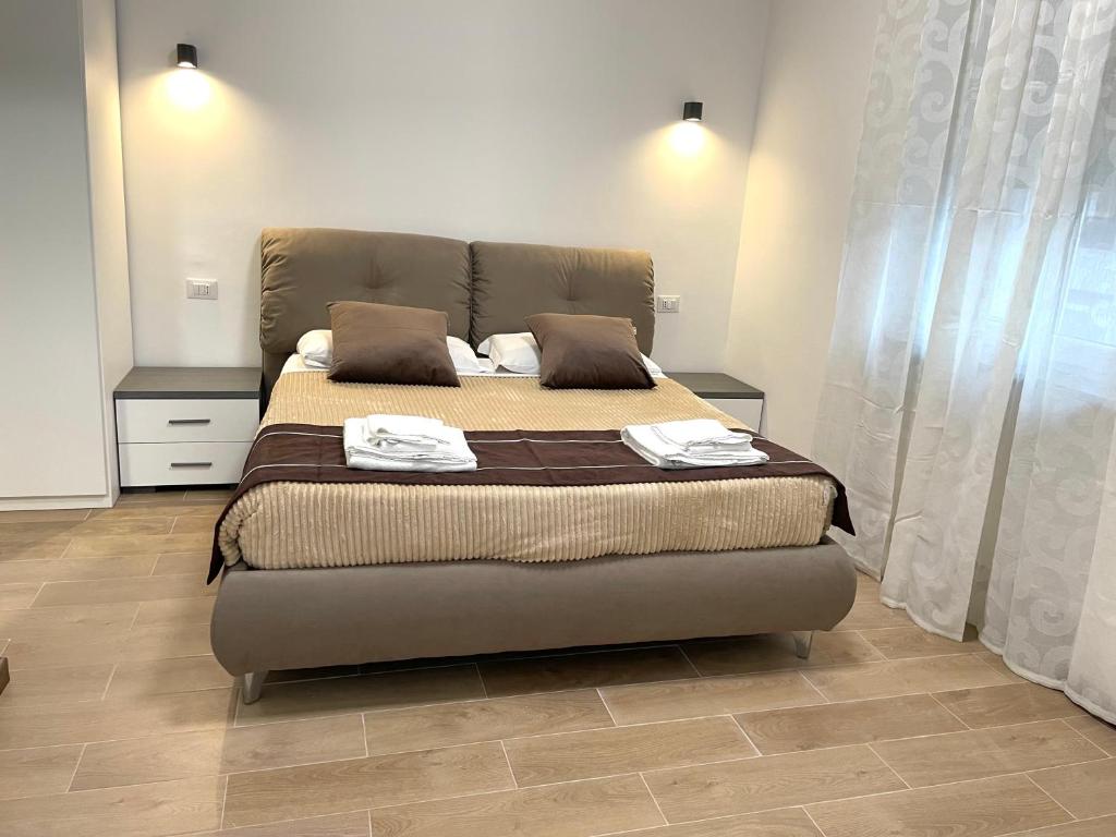 Postel nebo postele na pokoji v ubytování FIERA ROOMS