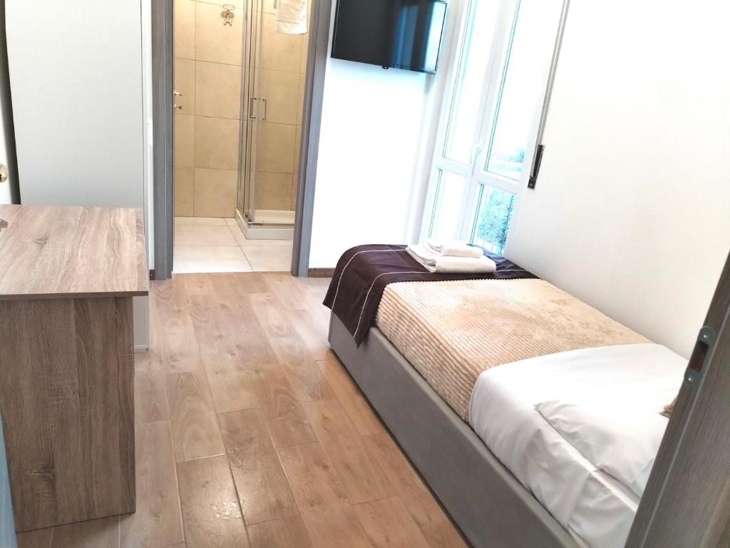 Postel nebo postele na pokoji v ubytování FIERA ROOMS