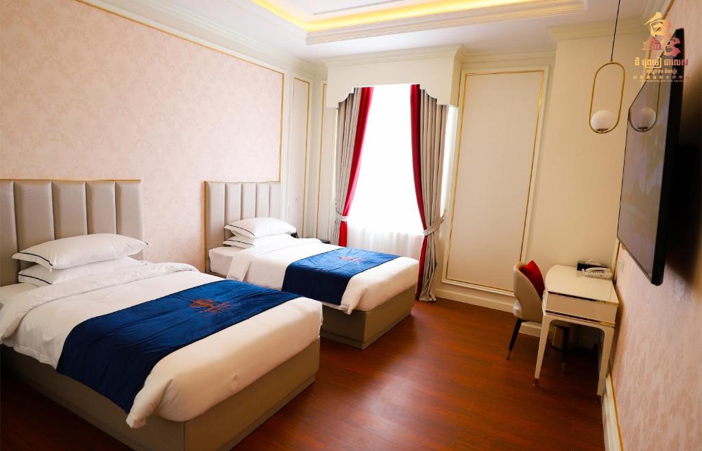 Habitación de hotel con 2 camas y ventana en THE PREMIER PALACE HOTEL AND SPA en Phnom Penh