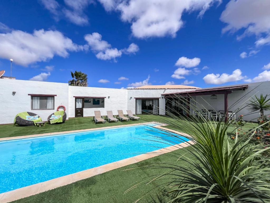 a swimming pool in the backyard of a house at casa verde in Lajares