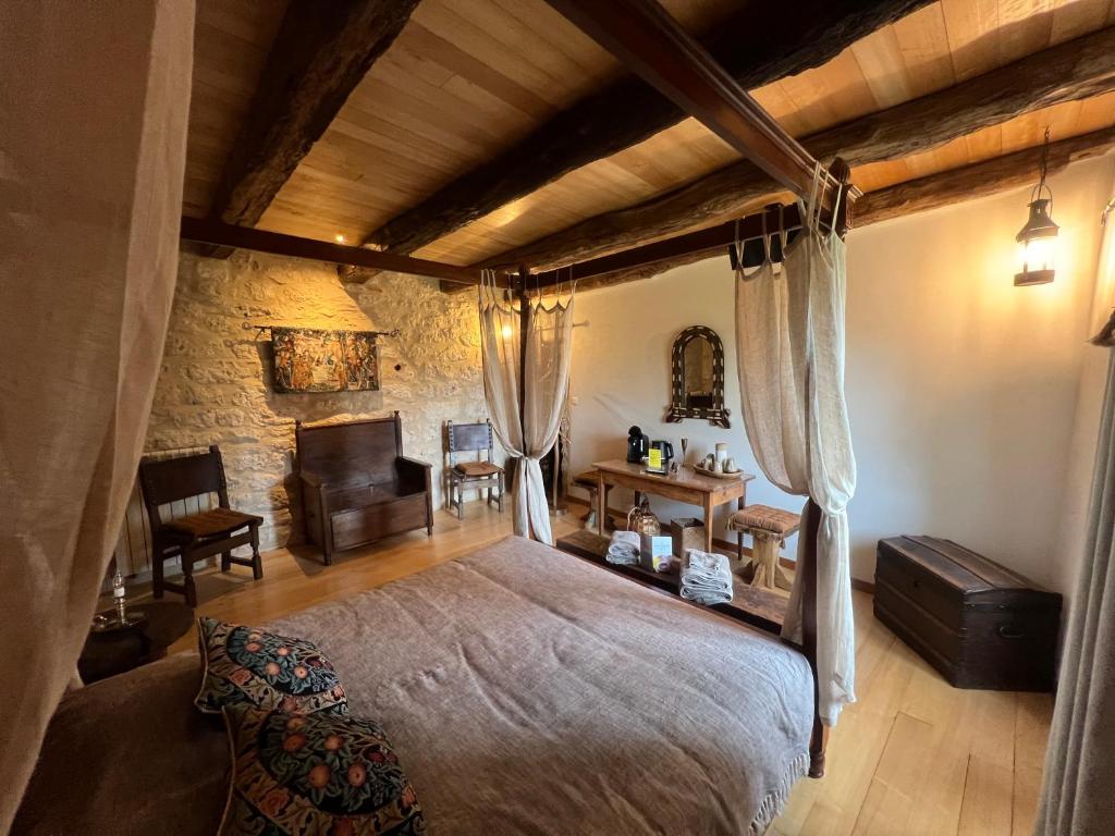 - une chambre avec un grand lit dans l'établissement Le Relais des Chevaliers " Chambre des Chevaliers", à Cordes-sur-Ciel