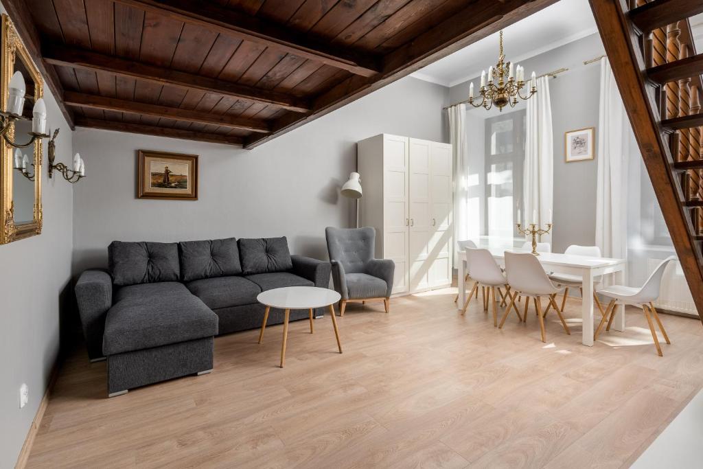 - un salon avec un canapé et une table dans l'établissement Starowiślna 37 Apartment with Mezzanine, à Cracovie