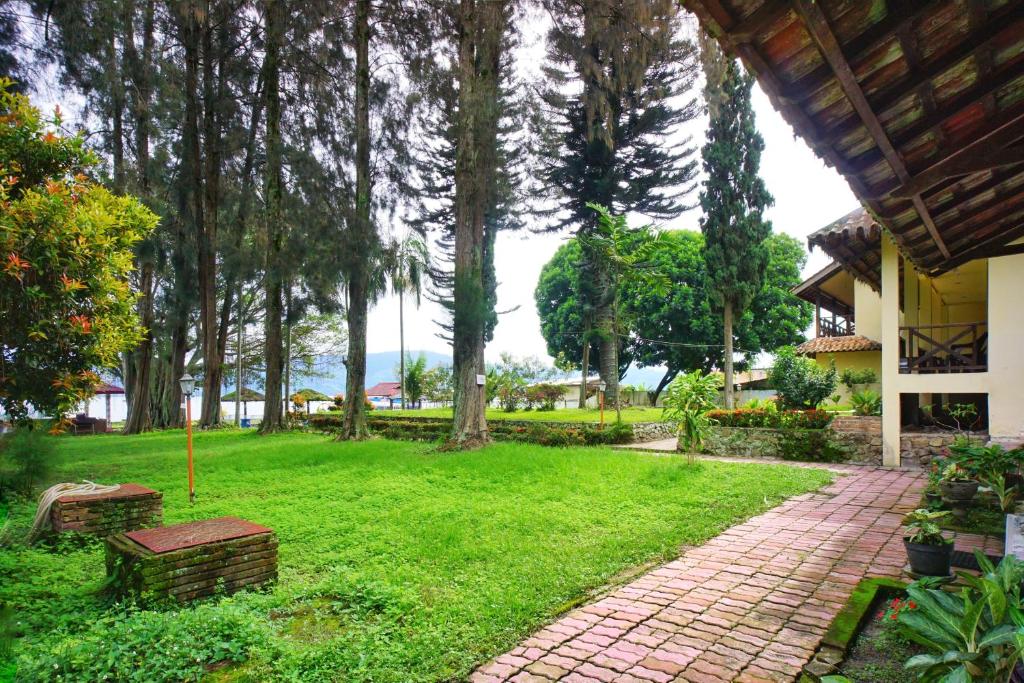Zahrada ubytování Hotel Pandu Lakeside Tuktuk