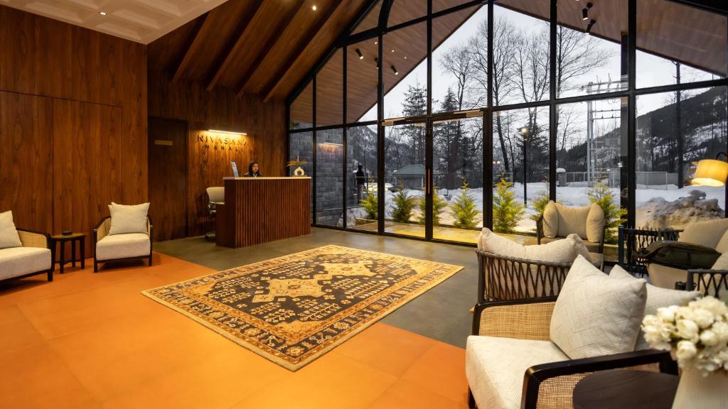 Posezení v ubytování Nivasana Manali - A Luxury Boutique Hotel