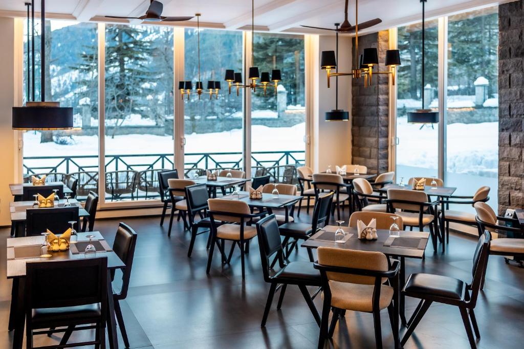 Restaurace v ubytování Nivasana Manali - A Luxury Boutique Hotel