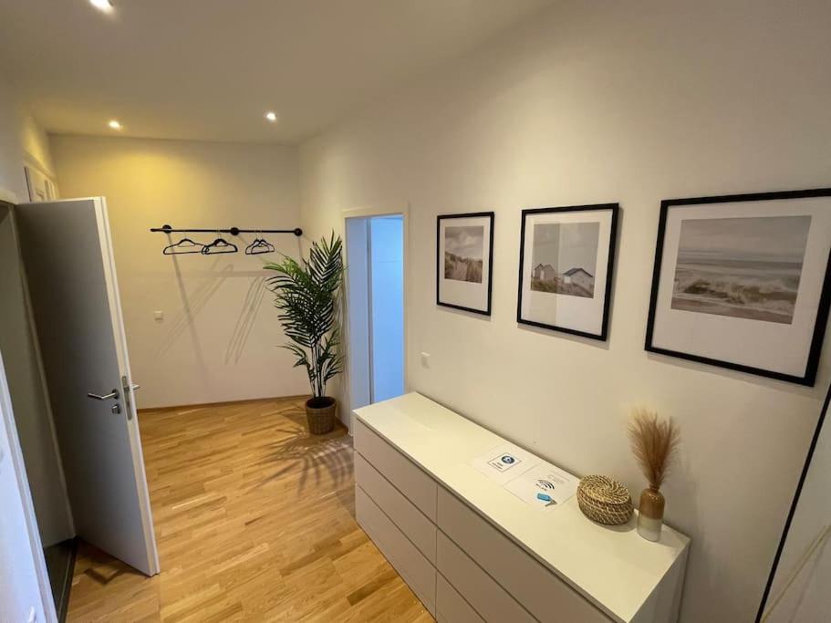 een woonkamer met een tafel en foto's aan de muur bij #attraktive zentrumnahe Wohnung am Hauptbahnhof 2OG rechts in Leipzig